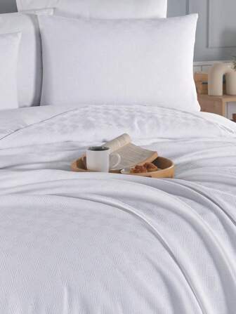 Tillverkad i Turkiet – Överkast i 100 % bomullspikéjacquard – Enkel- och dubbelstorlekar – 160x230 cm och 200x230 cm – Mjukt, andningsbart och snyggt geometriskt design