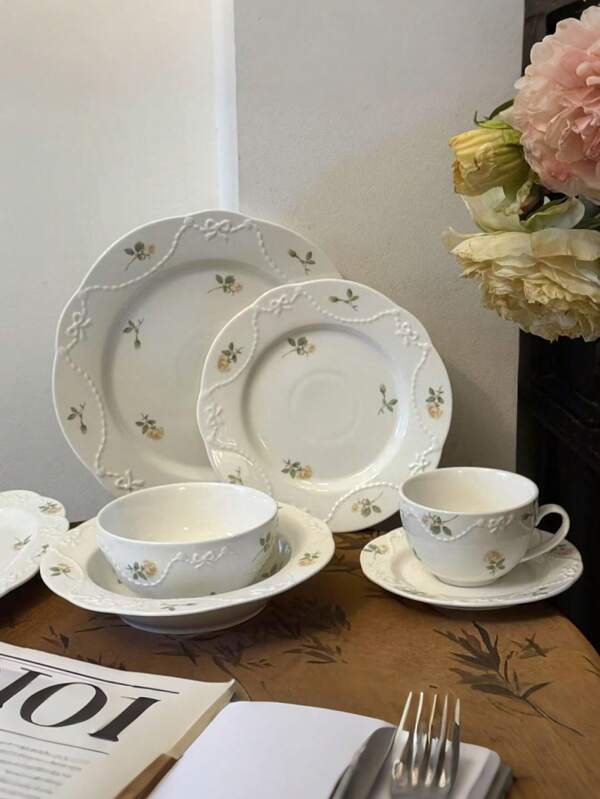 1 set Vaisselle en céramique vintage avec rose en relief, motif floral délicat avec décoration de ruban élégant - Convient pour la cuisine occidentale, le thé de l'après-midi, les repas quotidiens et les rassemblements familiaux (Pendaison de crémaillère, cadeau d'anniversaire)