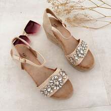 STYLEE FOOTWEAR Jute-Keilsandalen mit funkelnden Strasssteinen. Veredeln Sie Ihren Sommerlook mit diesem Design, das handwerklichen Stil und glamouröse Details vereint. Die mit Espartogras gefütterte Plateausohle bietet Komfort und Stabilität, während dekorative Steine einen eleganten Touch verleihen. Verstellbarer Schnallenverschluss für perfekten Sitz. Lieferung innerhalb von 1-3 Werktagen. Bohemian Strassperlen - Beige - Übersicht 2