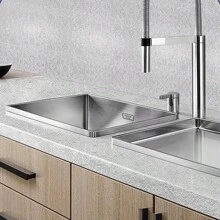 Bande d'eau anti-éclaboussures multifonctionnelle de type ventouse en silicone, chicane à eau, chicane à huile, planche à chicaner l'eau unicolore, convient pour la cuisine domestique, l'évier, l'évier, le plan de travail du lave-vaisselle, ne convient pas au granit, aux surfaces inégales, aux saletés collantes, à l'acier inoxydable, à l'aluminium et à d'autres matériaux de plan de travail, à installer selon les illustrations correctes