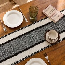 Khăn trải bàn sọc đen phong cách Boho: Được dệt thủ công với tua rua, phù hợp với bàn ăn mùa xuân, bàn cà phê tròn và trang trí theo phong cách nhà nông thôn, hoàn hảo cho tiệc cưới, tiệc ngoài trời và trang trí ngày Valentine. Thiết kế hình chữ nhật phù hợp với trang trí nhà cửa và phòng ăn, có thể dùng làm vật trang trí trung tâm bàn ăn nhà bếp, phụ kiện trang trí bàn và trang trí nhà nông thôn mộc mạc. Chất liệu dệt đẹp mắt, bền chắc. - màu đen - Xem 9