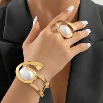 2 pièces/set, ensemble de bagues et bracelets à design tourbillonnaire décoré de faux perles mode exagéré, ensemble de bijoux avec bracelet à manchette ouvert double couche plaqué or et bagues pour femmes