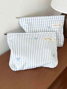 Túi đựng mỹ phẩm thời trang, tươi mới và đơn giản, dung tích lớn, túi đựng đồ chăm sóc da xách tay, túi lót du lịch, túi đựng đồ trang điểm, túi đựng đồ vệ sinh cá nhân với nơ kẻ sọc màu xanh dương, túi xách nữ thanh lịch, ví cầm tay nhẹ, túi đựng bút, mỹ phẩm, son môi, tiền lẻ, thẻ, túi đựng đồ dùng cá nhân khi đi du lịch, mua sắm, đi làm, đi học, chuẩn bị năm học mới, quà tặng cần thiết cho Ngày Valentine, Giáng sinh, ngày lễ, quà cưới, quà tặng bạn bè, màu xanh dương. - Nhiều màu - Xem 9