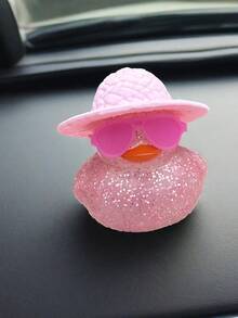 1个可爱粉色闪亮小鸭，戴着帽子和太阳镜，时尚的汽车仪表盘装饰 | 粉色汽车配件，女士汽车装饰，可爱汽车配件，汽车装饰品，闪亮装饰，时尚汽车摆件，可爱仪表盘装饰 - 粉色 - 查看 2