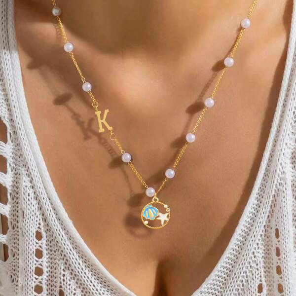 Colar feminino com pingente inicial de aço inoxidável, estilo oceano, estrela, peixe e concha, corrente com contas de pérola falsa, 1 peça