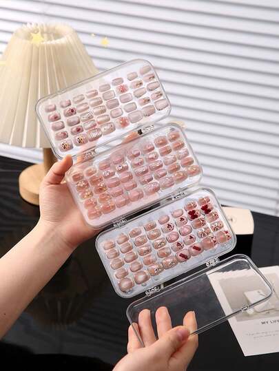 三折假指甲展示盒，带透明防尘盖的便携式可穿戴美甲收纳盒，用于按压指甲的亚克力指甲收纳盒，美甲师旅行美甲套装，非常适合美甲沙龙老板、DIY美甲爱好者和内容创作者，非常适合圣诞节礼物和情人节美容礼物