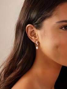1 Coppia di Delicati Orecchini a Goccia di Perle Dorate per Donne, Orecchini a Perno Placcati in Oro 14K con Foglia di Zirconia Cubica d'Acqua Dolce alla Moda, Leggeri e Ipoallergenici, Regalo per Damigelle d'Onore, Ballo di Diploma, Matrimonio