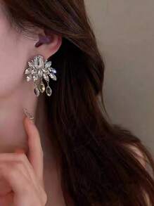 1 Pair Fashionable & Elegant Crystal Flower Stud Earrings