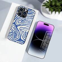 Funda para teléfono (1 unidad) Esta nueva serie de arte otoñal e invernal presenta rayas azules entrelazadas sobre vidrio templado, ofreciendo una protección completa de vidrio suave compatible con los modelos 16, 15, 14, 13, 12 y 11 Pro Plus. Es ultrafina, resistente a caídas e incluye una funda de silicona suave para teléfonos móviles. - Blanco - Ver 3