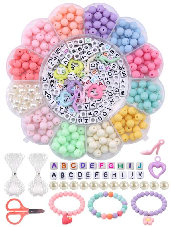 صندوق يحتوي على كرات أكريليك مخشبة محفورة 13 خلية (لون عشوائي) مع حبيبات الأبجدية، وقلادات على شكل قلب وحذاء بكعب عالٍ، وصندوق على شكل بتلة ومقص و 2 قطعة من الحبل المطاطي لصنع أساور، عقود، أقراط، ومكونات صنع المجوهرات