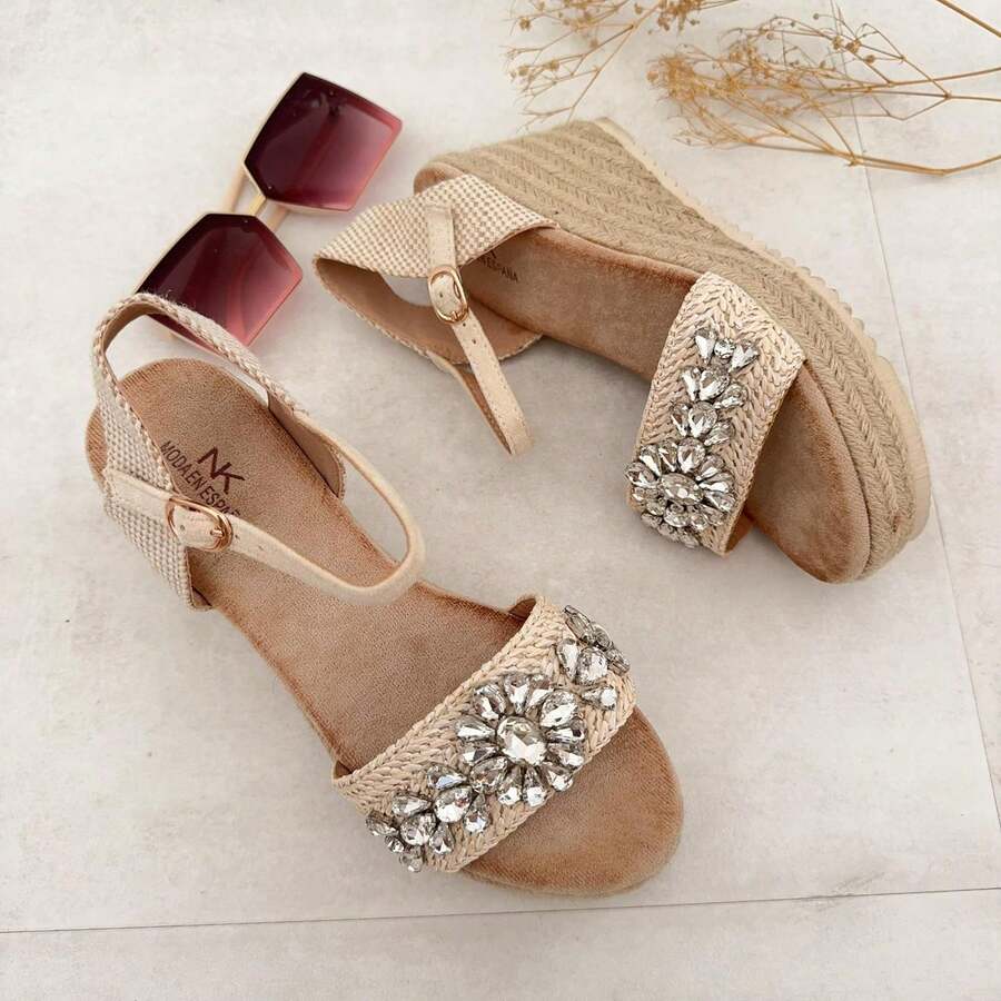 STYLEE FOOTWEAR Jute-Keilsandalen mit funkelnden Strasssteinen. Veredeln Sie Ihren Sommerlook mit diesem Design, das handwerklichen Stil und glamouröse Details vereint. Die mit Espartogras gefütterte Plateausohle bietet Komfort und Stabilität, während dekorative Steine einen eleganten Touch verleihen. Verstellbarer Schnallenverschluss für perfekten Sitz. Lieferung innerhalb von 1-3 Werktagen. Bohemian Strassperlen - Beige - Übersicht 1