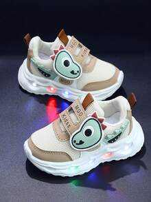 MGO Kidss MGO 儿童恐龙发光鞋，儿童 LED 闪光运动鞋 - 透气网眼防滑步行运动鞋，男孩和女孩运动鞋，适合 1-6 岁儿童的彩色童鞋 - 卡其色 - 查看 3