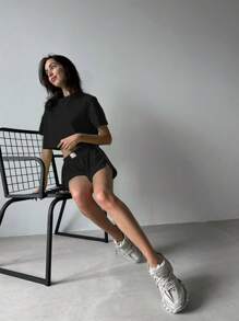 2 件女式新款微透明柔软舒适休闲运动沙滩套头衫圆领短袖侧开衩阔腿短裤套装，适合家居服