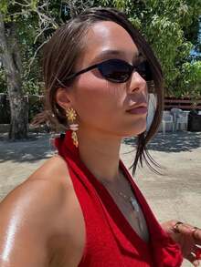 时尚复古小框椭圆形眼镜，男女通用，亮黑色镜框，灰色或橙色镜片可选，是适合各种场合的时尚配饰。椭圆形墨镜