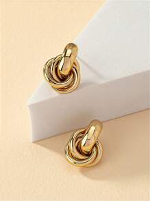 A Pair Of Stylish And Geometric Double Circle Gold Earrings For Women, Suitable For Weddings, Parties, Music Festivals, And Festive Occasions.