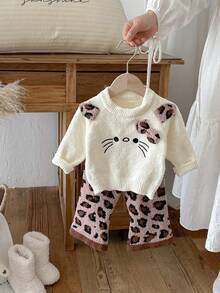 女婴动物图案针织毛衣套装搭配豹纹喇叭裤，秋冬