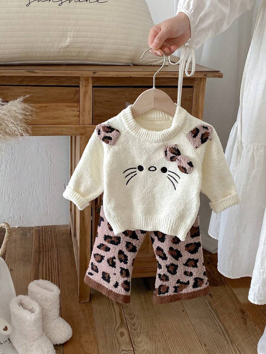 女婴动物图案针织毛衣套装搭配豹纹喇叭裤，秋冬