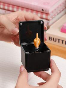 Middle Finger Surprise Gift Box, Middle Finger Box, Perfect Prank Hand Pop-Up Gift, With Box For Adults, Novelty Prank Middle Finger Hand Statue Christmas Novelty Funny Gift, Gift Box, Gem, Engagement Ring Box, Print Hand, Middle Finger, Double Prank, Surprise, Joy, Prank, Funny Gift, Add Atmosphere, To Your Mother, Father, Wife, Girlfriend, Boyfriend, Husband Or Friend's Birthday, Party Or Casual Gathering With This Charming Quirky Box.