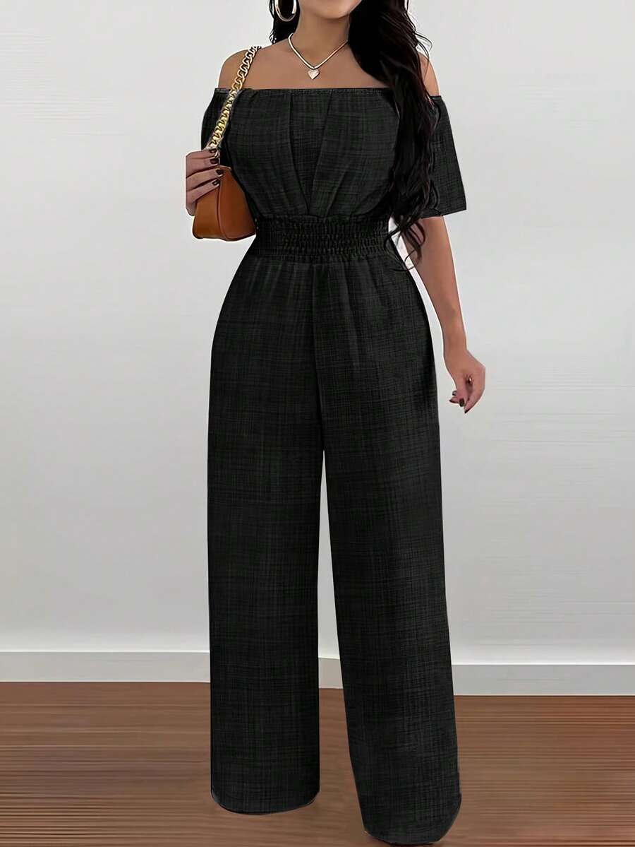 Bộ jumpsuit nữ màu đen, kiểu dáng trễ vai, thắt eo, thích hợp cho mùa hè, thanh lịch.