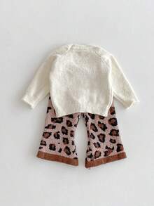 女婴动物图案针织毛衣套装搭配豹纹喇叭裤，秋冬