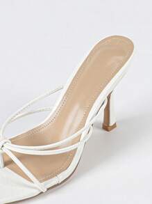 Sandales d'été pour femmes, nouvelle mode européenne et américaine, style britannique sexy et simple avec orteil carré, confortable, rétro, en pu blanc brillant à talon mince, talon recouvert de tissu, classique, social, de rue, populaire, léger, élégant pour le collège, la fête. Sandales à corde ajourée, convenant pour l'été, le printemps et l'automne.