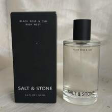 Bruma corporal , aroma a rosa negra y oud, perfume para el cuidado de la piel, spray para cabello y cuerpo para mujeres y hombres, fragancia hidratante con glicerina y algas rojas, vegano, sin crueldad animal, 100 ml (3.4 oz líq.), spray apto para viajes, sin formaldehído ni alcohol, uso diario e ideal para regalar.