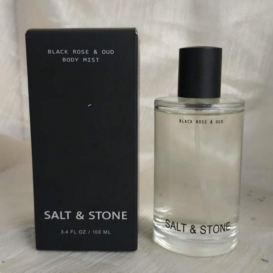 Bruma corporal , aroma a rosa negra y oud, perfume para el cuidado de la piel, spray para cabello y cuerpo para mujeres y hombres, fragancia hidratante con glicerina y algas rojas, vegano, sin crueldad animal, 100 ml (3.4 oz líq.), spray apto para viajes, sin formaldehído ni alcohol, uso diario e ideal para regalar.