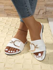 2025 Summer New Flat Slippers, 1 Pair Elegant Flat Shoes, Fashionable Retro Gold Buckle Sandals, Beach Style, Casual, PU Leather Strap, Beach, Holiday, Wedding, Campus, Party, Office, Home, Spring/Summer/Autumn - White - View 2