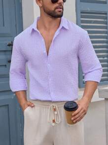Camisa de manga larga con botones y cuello casual, simple y de moda para hombres. Cómoda y versátil para vestir casual en primavera y otoño. Prenda esencial minimalista para el transporte diario de los hombres