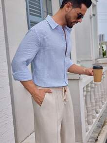 男士休闲条纹纹理面料衬衫，舒适柔软亲肤，适合居家或户外穿着，通勤舒适，百搭简约优雅，宽松版型男士上衣