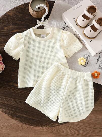 Set de 2 piezas de camiseta con mangas con volantes bordadas y shorts informales para niñas bebés, conjunto dulce y lindo para salir, uso diario y fiestas