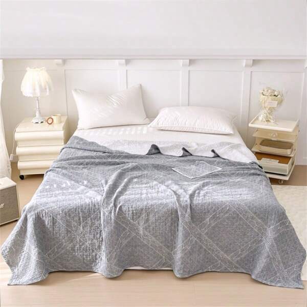 1pc Modern Elegant 3-Layer Gauze Blanket - Ultra-Thin Breathable Grey Geometric Diamond Pattern Design, All Season Bedding | 40s Jacquard Weaving | Machine Washable | Ideal For Sweating In Summer & Nights | Soft Modern Fabric Summer Quilt, Easy Care Design