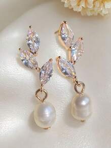 1 Coppia di Delicati Orecchini a Goccia di Perle Dorate per Donne, Orecchini a Perno Placcati in Oro 14K con Foglia di Zirconia Cubica d'Acqua Dolce alla Moda, Leggeri e Ipoallergenici, Regalo per Damigelle d'Onore, Ballo di Diploma, Matrimonio