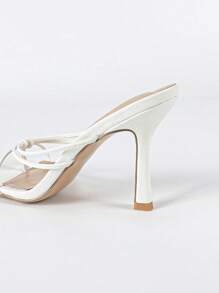 Sandales d'été pour femmes, nouvelle mode européenne et américaine, style britannique sexy et simple avec orteil carré, confortable, rétro, en pu blanc brillant à talon mince, talon recouvert de tissu, classique, social, de rue, populaire, léger, élégant pour le collège, la fête. Sandales à corde ajourée, convenant pour l'été, le printemps et l'automne.