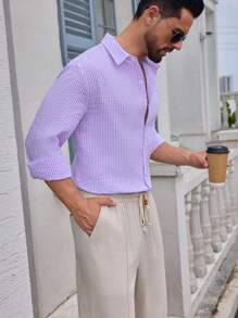 Camisa de manga larga con botones y cuello casual, simple y de moda para hombres. Cómoda y versátil para vestir casual en primavera y otoño. Prenda esencial minimalista para el transporte diario de los hombres