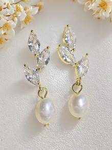 1 Coppia di Delicati Orecchini a Goccia di Perle Dorate per Donne, Orecchini a Perno Placcati in Oro 14K con Foglia di Zirconia Cubica d'Acqua Dolce alla Moda, Leggeri e Ipoallergenici, Regalo per Damigelle d'Onore, Ballo di Diploma, Matrimonio