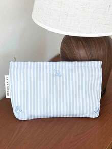 Túi đựng mỹ phẩm thời trang, tươi mới và đơn giản, dung tích lớn, túi đựng đồ chăm sóc da xách tay, túi lót du lịch, túi đựng đồ trang điểm, túi đựng đồ vệ sinh cá nhân với nơ kẻ sọc màu xanh dương, túi xách nữ thanh lịch, ví cầm tay nhẹ, túi đựng bút, mỹ phẩm, son môi, tiền lẻ, thẻ, túi đựng đồ dùng cá nhân khi đi du lịch, mua sắm, đi làm, đi học, chuẩn bị năm học mới, quà tặng cần thiết cho Ngày Valentine, Giáng sinh, ngày lễ, quà cưới, quà tặng bạn bè, màu xanh dương. - Nhiều màu - Xem 10