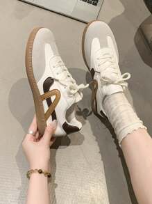 Nouvelles baskets décontractées légères et confortables à fond plat pour femmes 2025