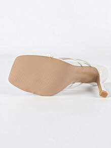 Sandales d'été pour femmes, nouvelle mode européenne et américaine, style britannique sexy et simple avec orteil carré, confortable, rétro, en pu blanc brillant à talon mince, talon recouvert de tissu, classique, social, de rue, populaire, léger, élégant pour le collège, la fête. Sandales à corde ajourée, convenant pour l'été, le printemps et l'automne.