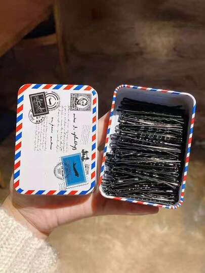 100个黑色扁平信封盒，内含100个带刘海的女士一体式发夹。新款黑色盒装发夹。带刘海的女士一体式发夹。发夹边缘有毛躁效果，并配有钢制夹子。小巧精致。适用于学校用品、头部饰品和女士发饰。