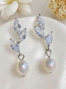 1 Coppia di Delicati Orecchini a Goccia di Perle Dorate per Donne, Orecchini a Perno Placcati in Oro 14K con Foglia di Zirconia Cubica d'Acqua Dolce alla Moda, Leggeri e Ipoallergenici, Regalo per Damigelle d'Onore, Ballo di Diploma, Matrimonio