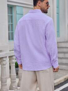 Camisa de manga larga con botones y cuello casual, simple y de moda para hombres. Cómoda y versátil para vestir casual en primavera y otoño. Prenda esencial minimalista para el transporte diario de los hombres