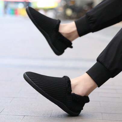 1 双户外鞋，男女情侣冬季毛绒一脚蹬防滑运动休闲毛绒豆鞋，适合徒步旅行