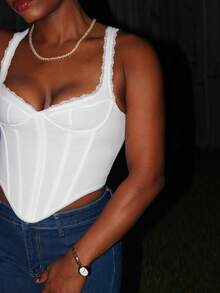 Steph T Top tipo camiseta con encaje de parches, costuras de corsé y bajo asimétrico - Blanco - Ver 2