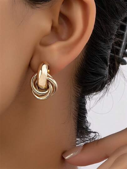 Um par de brincos dourados de círculo duplo, elegantes e geométricos, para mulheres, adequados para casamentos, festas, festivais de música e ocasiões festivas.