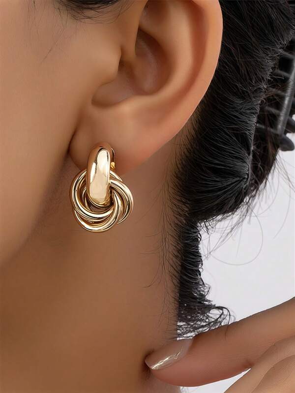 Ein Paar stilvoller und geometrischer Doppel-Kreis Ohrringe in Gold für Frauen, geeignet für Hochzeiten, Partys, Musikfestivals und festliche Anlässe.