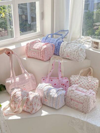 1Pc Floral And Bow Knot With Ruffles Duffel Bag ,Girls Travel Bag ,Girls Weekend Bag ,Women Shoulder Bag,Yoga Bag ,Sports Bag,Girls Weekend Bag ,Girl Duffel Bag ,Girls Luggage Bag Quilted Zipper Handbag Suitable For Ladies And Girls, Gift For Valentines Gift ,New Year Gift Bag For School School Accessories School Stuff Travel Essentials Holiday Vacation Duffle Bag Luggage Suitcase Travel Bag For Women