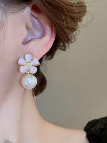1 paire de boucles d'oreilles vintage en métal avec fleurs et fausses perles, accessoire élégant et à la mode pour femme, idéal au quotidien et lors des festivals.