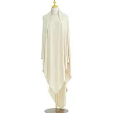 一件纯色针织头巾，配有超长围巾和针织系带，适合日常搭配长袍穿着，易于搭配各种场合，例如约会和祈祷。