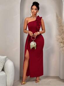 Vestido elegante y encantador con diseño de volantes asimétricos en los hombros, fruncido y abertura lateral, perfecto para fiestas, citas, cenas formales o eventos de gala como el Día de San Valentín, de la marca Amarilo, colección Otoño e Invierno 2024 de unicolor para mujer
